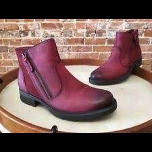 Earth Jordan Women's Wine Red Ankle Boots